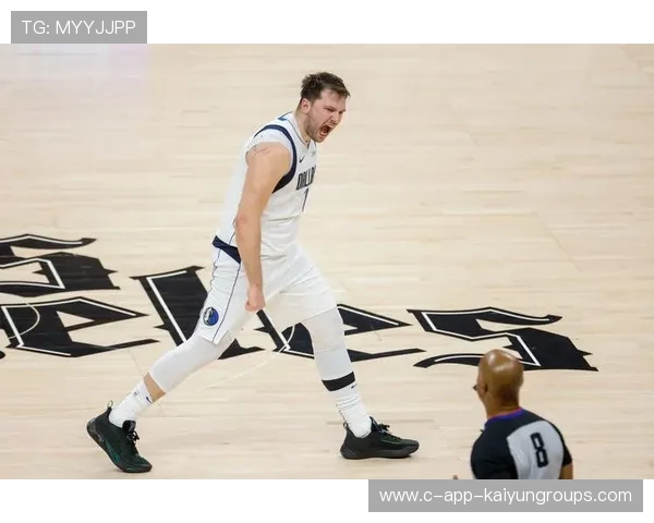 东契奇大范围分球制造空位三分,独行侠节奏平稳 东契奇大范围分球制造空位三分,独行侠节奏平稳